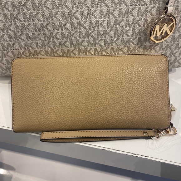 MICHAEL KORS Jet Set Tr Lg Pebbled Leather Continental Wristlet Wallet
Camel
NWT - Picture 7 of 16
